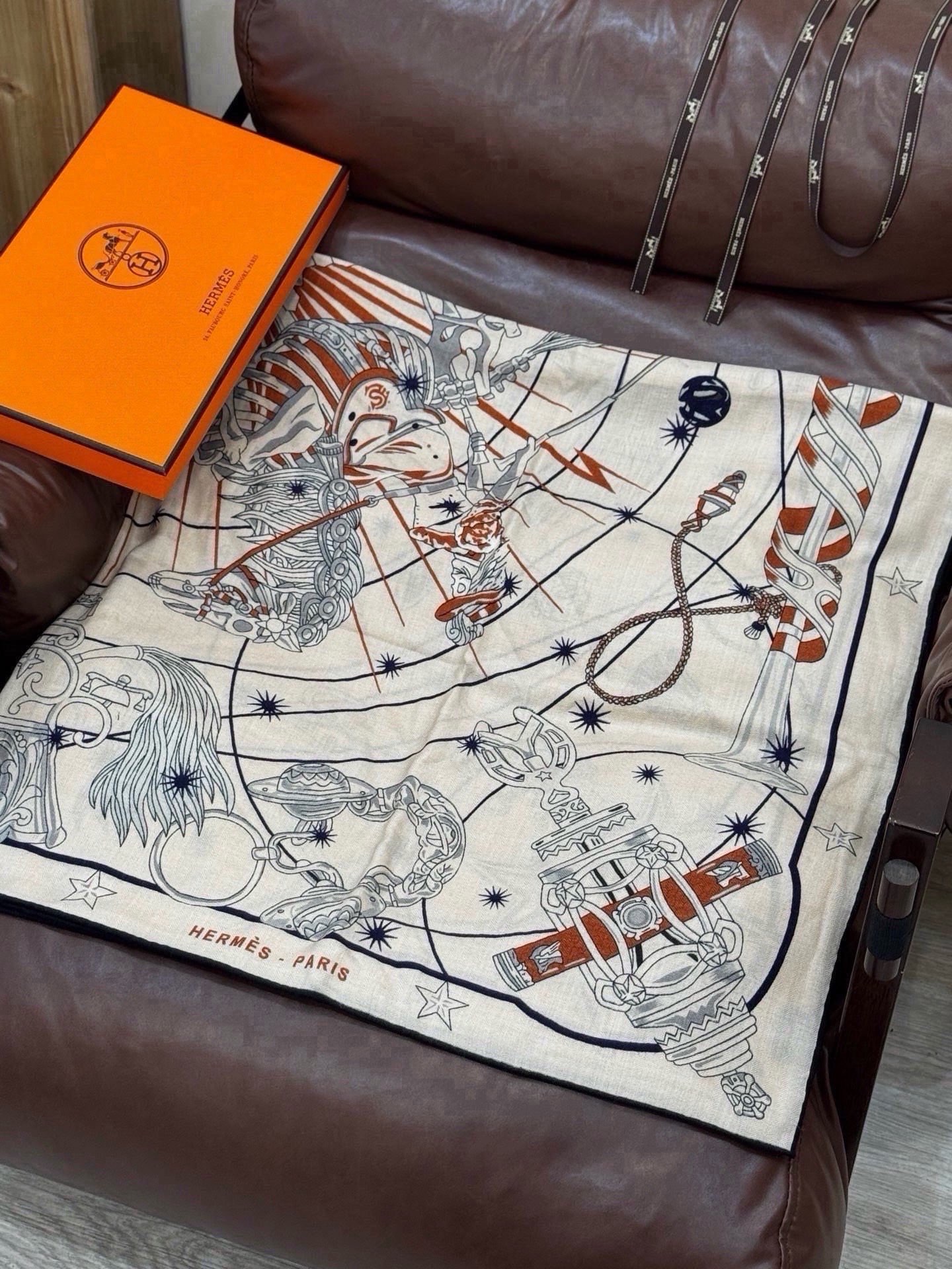 “星辰合唱曲”140丝绒双面同色披肩 手工卷边丝绒方巾（30%桑蚕丝70%羊绒） 这款经典单品展现强大而迷人的女性魅力精