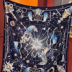 “星辰合唱曲”140丝绒双面同色披肩 手工卷边丝绒方巾(30%桑蚕丝70%羊绒) 这款经典单品展现强大而迷人的女性魅力精 “星辰合唱曲”140丝绒双面同色披肩 手工卷边丝绒方巾(30%桑蚕丝70%羊绒) 这款经典单品展现强大而迷人的女性魅力精