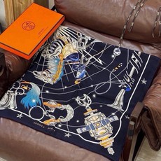 “星辰合唱曲”140丝绒双面同色披肩 手工卷边丝绒方巾(30%桑蚕丝70%羊绒) 这款经典单品展现强大而迷人的女性魅力精 “星辰合唱曲”140丝绒双面同色披肩 手工卷边丝绒方巾(30%桑蚕丝70%羊绒) 这款经典单品展现强大而迷人的女性魅力精