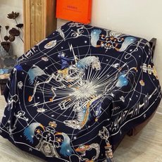 “星辰合唱曲”140丝绒双面同色披肩 手工卷边丝绒方巾(30%桑蚕丝70%羊绒) 这款经典单品展现强大而迷人的女性魅力精 “星辰合唱曲”140丝绒双面同色披肩 手工卷边丝绒方巾(30%桑蚕丝70%羊绒) 这款经典单品展现强大而迷人的女性魅力精
