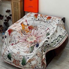“星辰合唱曲”140丝绒双面同色披肩 手工卷边丝绒方巾(30%桑蚕丝70%羊绒) 这款经典单品展现强大而迷人的女性魅力精 “星辰合唱曲”140丝绒双面同色披肩 手工卷边丝绒方巾(30%桑蚕丝70%羊绒) 这款经典单品展现强大而迷人的女性魅力精