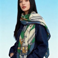 “星辰合唱曲”140丝绒双面同色披肩 手工卷边丝绒方巾(30%桑蚕丝70%羊绒) 这款经典单品展现强大而迷人的女性魅力精 “星辰合唱曲”140丝绒双面同色披肩 手工卷边丝绒方巾(30%桑蚕丝70%羊绒) 这款经典单品展现强大而迷人的女性魅力精