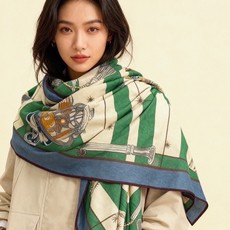 “星辰合唱曲”140丝绒双面同色披肩 手工卷边丝绒方巾(30%桑蚕丝70%羊绒) 这款经典单品展现强大而迷人的女性魅力精 “星辰合唱曲”140丝绒双面同色披肩 手工卷边丝绒方巾(30%桑蚕丝70%羊绒) 这款经典单品展现强大而迷人的女性魅力精