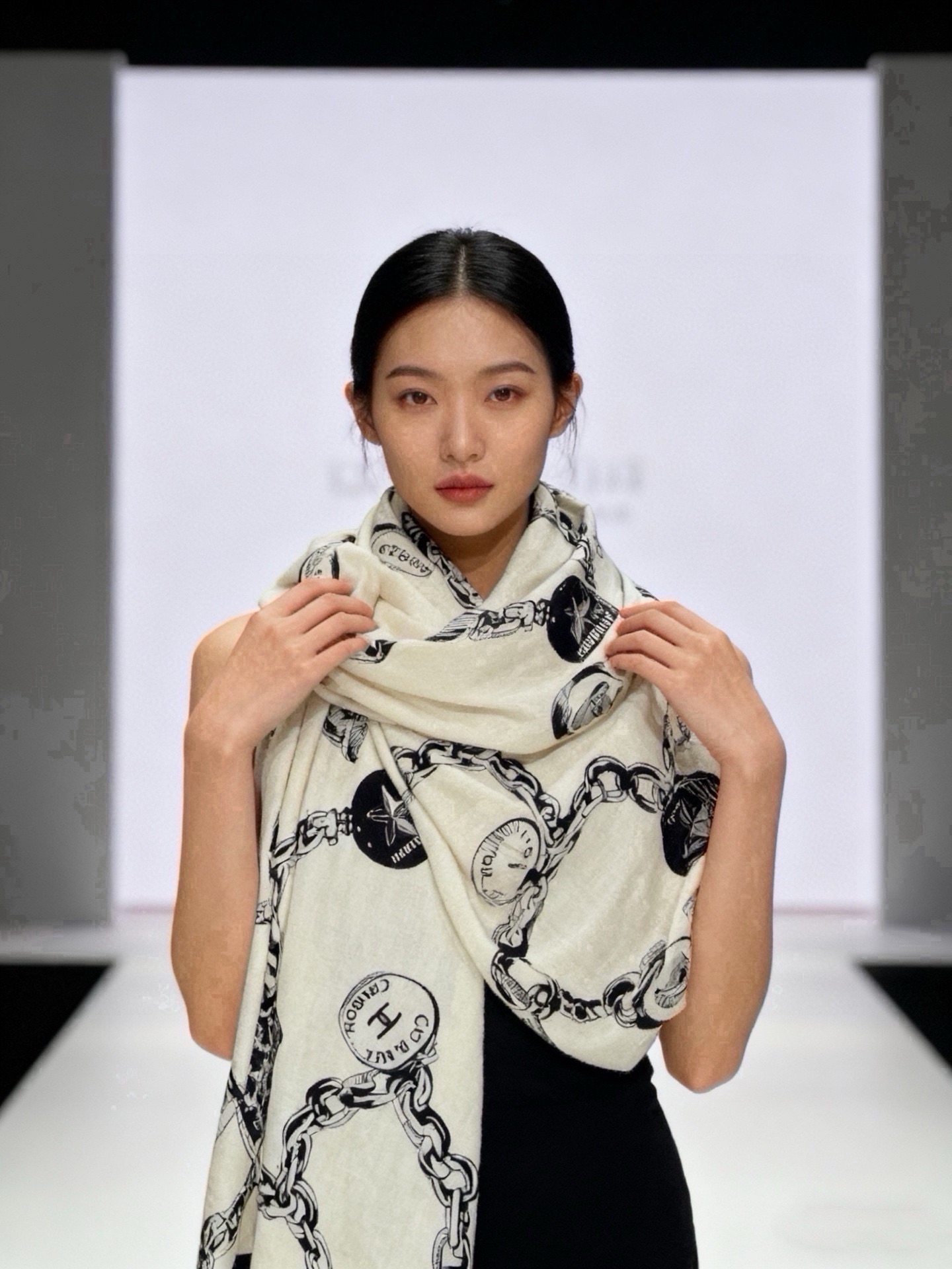 CHANEL(香奈儿) 套用汪曾祺《人间草木》里的一句话:在黑白里温柔地爱彩色,在彩色里朝圣黑白。 所以香家设计永远“高 CHANEL(香奈儿) 套用汪曾祺《人间草木》里的一句话:在黑白里温柔地爱彩色,在彩色里朝圣黑白。 所以香家设计永远“高