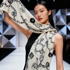 CHANEL(香奈儿) 套用汪曾祺《人间草木》里的一句话:在黑白里温柔地爱彩色,在彩色里朝圣黑白。 所以香家设计永远“高 CHANEL(香奈儿) 套用汪曾祺《人间草木》里的一句话:在黑白里温柔地爱彩色,在彩色里朝圣黑白。 所以香家设计永远“高