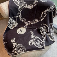 CHANEL(香奈儿) 套用汪曾祺《人间草木》里的一句话:在黑白里温柔地爱彩色,在彩色里朝圣黑白。 所以香家设计永远“高 CHANEL(香奈儿) 套用汪曾祺《人间草木》里的一句话:在黑白里温柔地爱彩色,在彩色里朝圣黑白。 所以香家设计永远“高