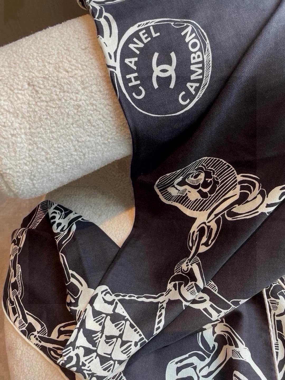 CHANEL(香奈儿) 套用汪曾祺《人间草木》里的一句话:在黑白里温柔地爱彩色,在彩色里朝圣黑白。 所以香家设计永远“高 CHANEL(香奈儿) 套用汪曾祺《人间草木》里的一句话:在黑白里温柔地爱彩色,在彩色里朝圣黑白。 所以香家设计永远“高