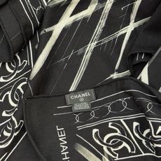 CHANEL ~新品 【140顶级丝绒双面同色】 披肩的图案是巴黎大皇宫中被命名为“Gabrielle Chanel”的 CHANEL ~新品 【140顶级丝绒双面同色】 披肩的图案是巴黎大皇宫中被命名为“Gabrielle Chanel”的