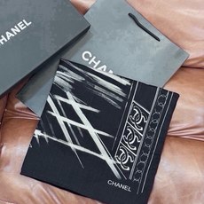 CHANEL ~新品 【140顶级丝绒双面同色】 披肩的图案是巴黎大皇宫中被命名为“Gabrielle Chanel”的 CHANEL ~新品 【140顶级丝绒双面同色】 披肩的图案是巴黎大皇宫中被命名为“Gabrielle Chanel”的