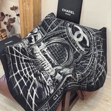 CHANEL ~新品 【140顶级丝绒双面同色】 披肩的图案是巴黎大皇宫中被命名为“Gabrielle Chanel”的 CHANEL ~新品 【140顶级丝绒双面同色】 披肩的图案是巴黎大皇宫中被命名为“Gabrielle Chanel”的