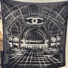 CHANEL ~新品 【140顶级丝绒双面同色】 披肩的图案是巴黎大皇宫中被命名为“Gabrielle Chanel”的 CHANEL ~新品 【140顶级丝绒双面同色】 披肩的图案是巴黎大皇宫中被命名为“Gabrielle Chanel”的