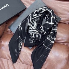 CHANEL ~新品 【140顶级丝绒双面同色】 披肩的图案是巴黎大皇宫中被命名为“Gabrielle Chanel”的 CHANEL ~新品 【140顶级丝绒双面同色】 披肩的图案是巴黎大皇宫中被命名为“Gabrielle Chanel”的