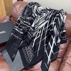 CHANEL ~新品 【140顶级丝绒双面同色】 披肩的图案是巴黎大皇宫中被命名为“Gabrielle Chanel”的 CHANEL ~新品 【140顶级丝绒双面同色】 披肩的图案是巴黎大皇宫中被命名为“Gabrielle Chanel”的