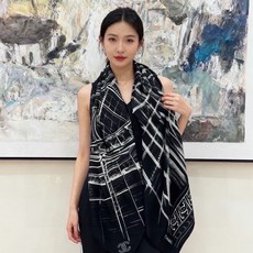 CHANEL ~新品 【140顶级丝绒双面同色】 披肩的图案是巴黎大皇宫中被命名为“Gabrielle Chanel”的 CHANEL ~新品 【140顶级丝绒双面同色】 披肩的图案是巴黎大皇宫中被命名为“Gabrielle Chanel”的