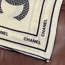 Chanel ~ 【140顶级双面丝绒披肩】 香家logo与字母的完美碰撞设计 底部还有隐隐约约的双C小Logo 完美 Chanel ~ 【140顶级双面丝绒披肩】 香家logo与字母的完美碰撞设计 底部还有隐隐约约的双C小Logo 完美