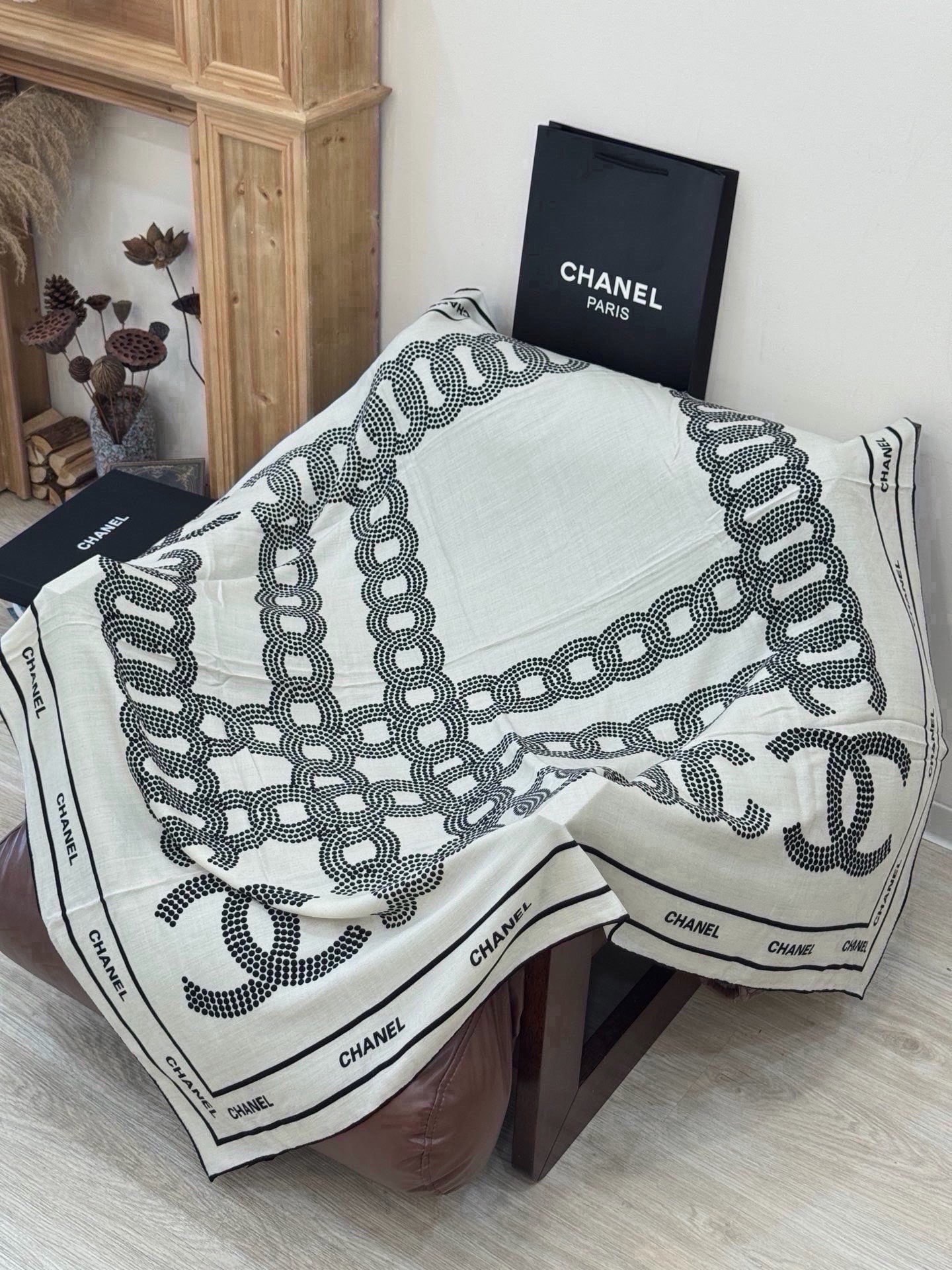 Chanel ~ 【140顶级双面丝绒披肩】 香家logo与字母的完美碰撞设计 底部还有隐隐约约的双C小Logo 完美 Chanel ~ 【140顶级双面丝绒披肩】 香家logo与字母的完美碰撞设计 底部还有隐隐约约的双C小Logo 完美
