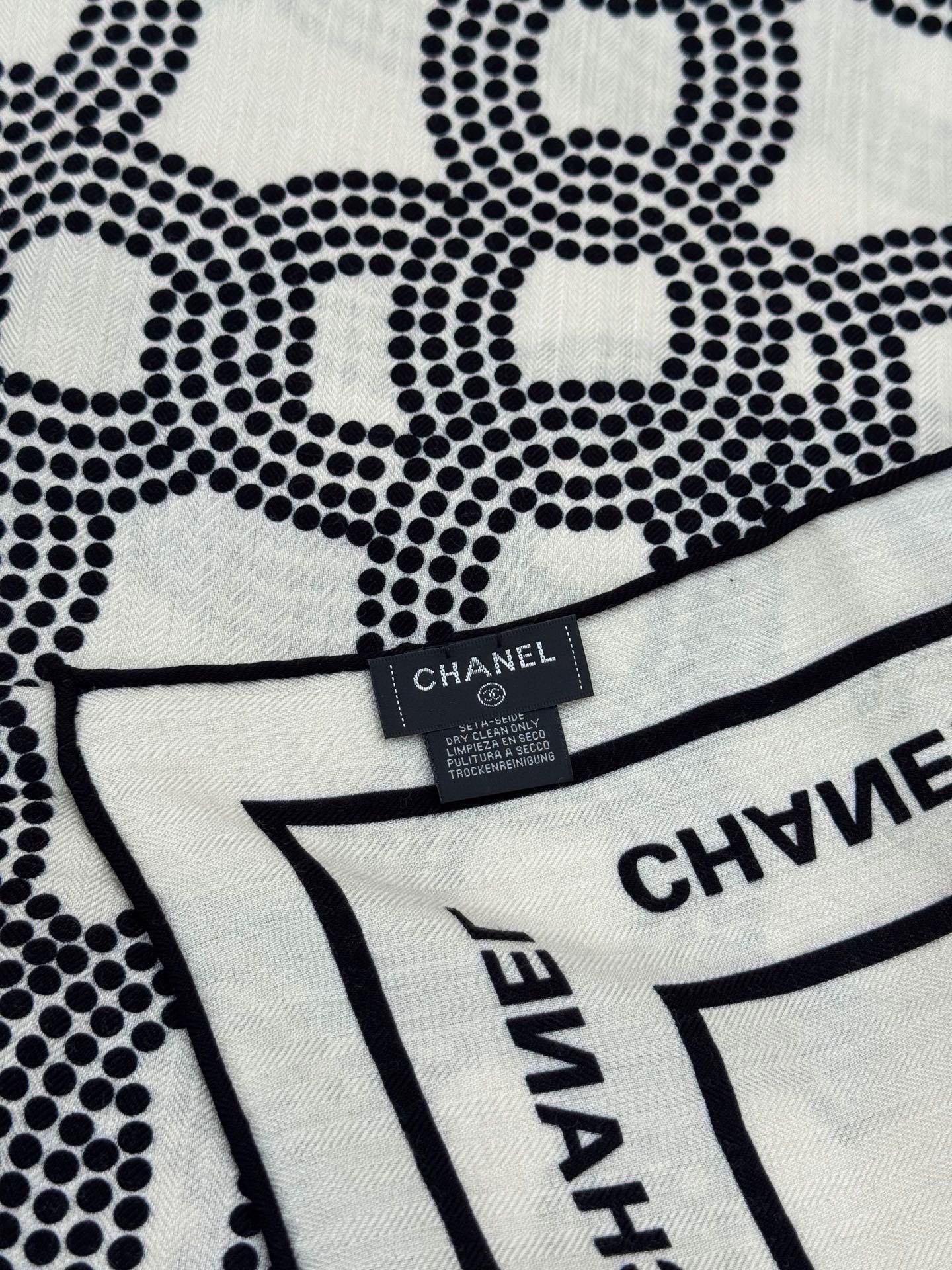 Chanel ~ 【140顶级双面丝绒披肩】 香家logo与字母的完美碰撞设计 底部还有隐隐约约的双C小Logo 完美 Chanel ~ 【140顶级双面丝绒披肩】 香家logo与字母的完美碰撞设计 底部还有隐隐约约的双C小Logo 完美