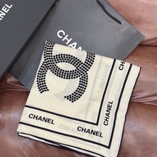 Chanel ~ 【140顶级双面丝绒披肩】 香家logo与字母的完美碰撞设计 底部还有隐隐约约的双C小Logo 完美 Chanel ~ 【140顶级双面丝绒披肩】 香家logo与字母的完美碰撞设计 底部还有隐隐约约的双C小Logo 完美