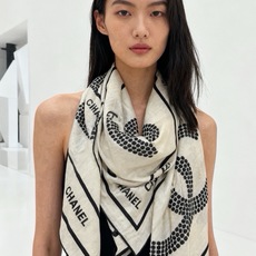 Chanel ~ 【140顶级双面丝绒披肩】 香家logo与字母的完美碰撞设计 底部还有隐隐约约的双C小Logo 完美 Chanel ~ 【140顶级双面丝绒披肩】 香家logo与字母的完美碰撞设计 底部还有隐隐约约的双C小Logo 完美