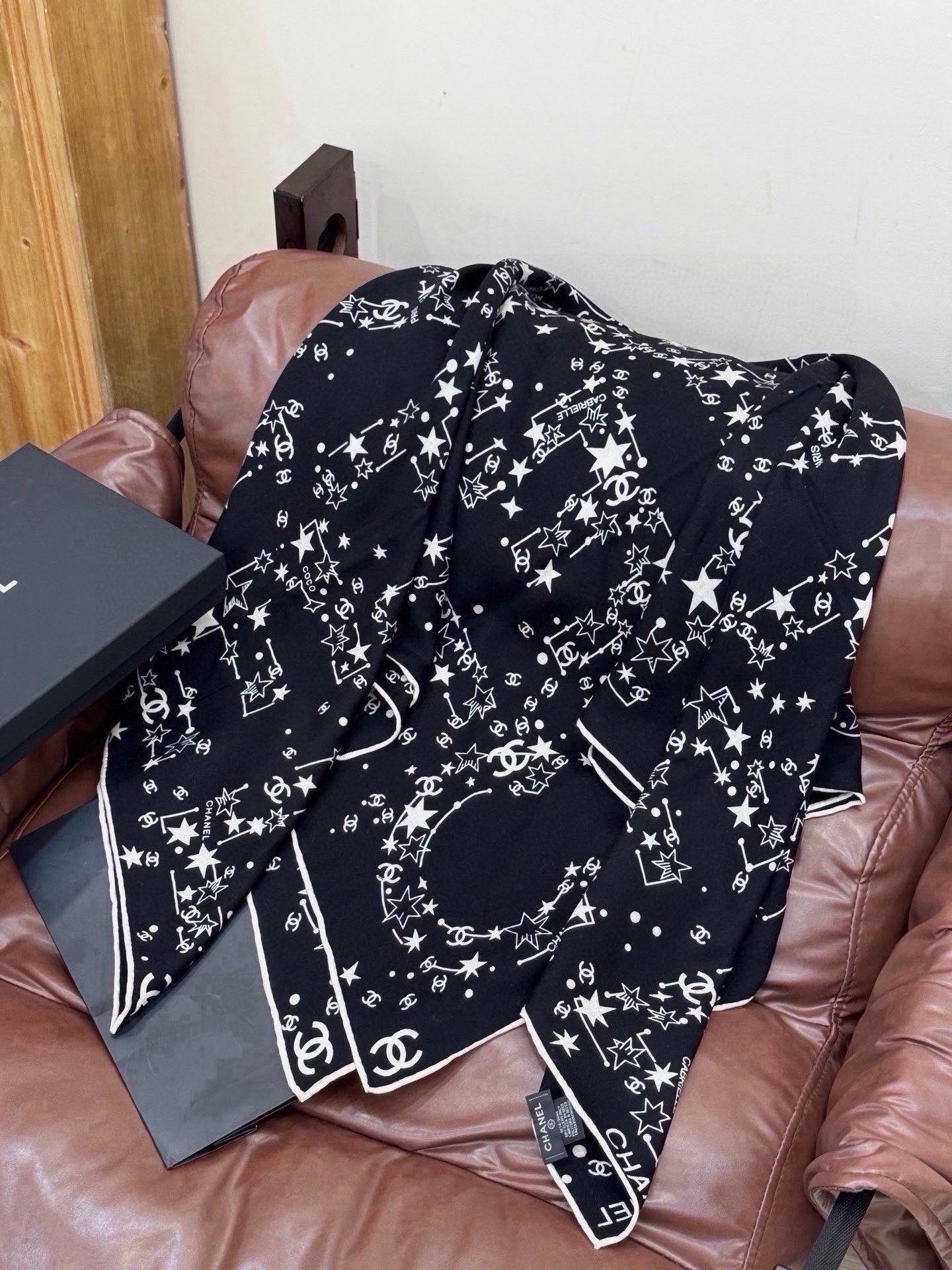 Chanel ~新品~ 【140顶级丝绒双面同色】 繁星点点与双C的完美结合 适合各种场合搭配使用 黑白两色经典优雅 真 Chanel ~新品~ 【140顶级丝绒双面同色】 繁星点点与双C的完美结合 适合各种场合搭配使用 黑白两色经典优雅 真