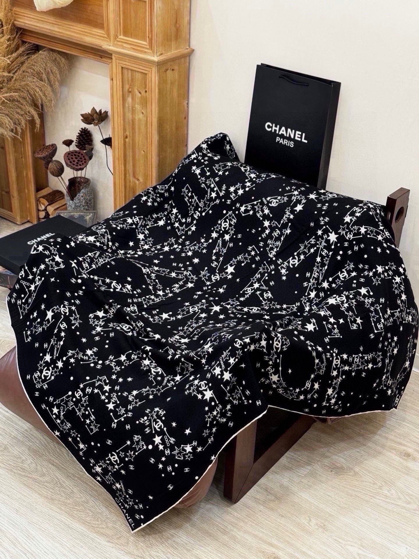 Chanel ~新品~ 【140顶级丝绒双面同色】 繁星点点与双C的完美结合 适合各种场合搭配使用 黑白两色经典优雅 真 Chanel ~新品~ 【140顶级丝绒双面同色】 繁星点点与双C的完美结合 适合各种场合搭配使用 黑白两色经典优雅 真