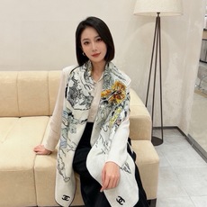 Chanel 高级手工坊系列~~ 【140顶级丝绒双面同色披肩】 25高级手工坊系列作品梦幻而极具电影感,灵感来自嘉柏丽 Chanel 高级手工坊系列~~ 【140顶级丝绒双面同色披肩】 25高级手工坊系列作品梦幻而极具电影感,灵感来自嘉柏丽