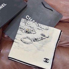 Chanel 高级手工坊系列~~ 【140顶级丝绒双面同色披肩】 25高级手工坊系列作品梦幻而极具电影感,灵感来自嘉柏丽 Chanel 高级手工坊系列~~ 【140顶级丝绒双面同色披肩】 25高级手工坊系列作品梦幻而极具电影感,灵感来自嘉柏丽