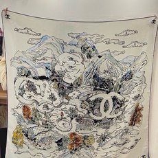 Chanel 高级手工坊系列~~ 【140顶级丝绒双面同色披肩】 25高级手工坊系列作品梦幻而极具电影感,灵感来自嘉柏丽 Chanel 高级手工坊系列~~ 【140顶级丝绒双面同色披肩】 25高级手工坊系列作品梦幻而极具电影感,灵感来自嘉柏丽