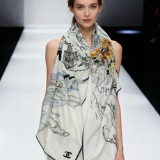 Chanel 高级手工坊系列~~ 【140顶级丝绒双面同色披肩】 25高级手工坊系列作品梦幻而极具电影感,灵感来自嘉柏丽 Chanel 高级手工坊系列~~ 【140顶级丝绒双面同色披肩】 25高级手工坊系列作品梦幻而极具电影感,灵感来自嘉柏丽