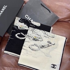 Chanel 高级手工坊系列~~ 【140顶级丝绒双面同色披肩】 25高级手工坊系列作品梦幻而极具电影感,灵感来自嘉柏丽 Chanel 高级手工坊系列~~ 【140顶级丝绒双面同色披肩】 25高级手工坊系列作品梦幻而极具电影感,灵感来自嘉柏丽