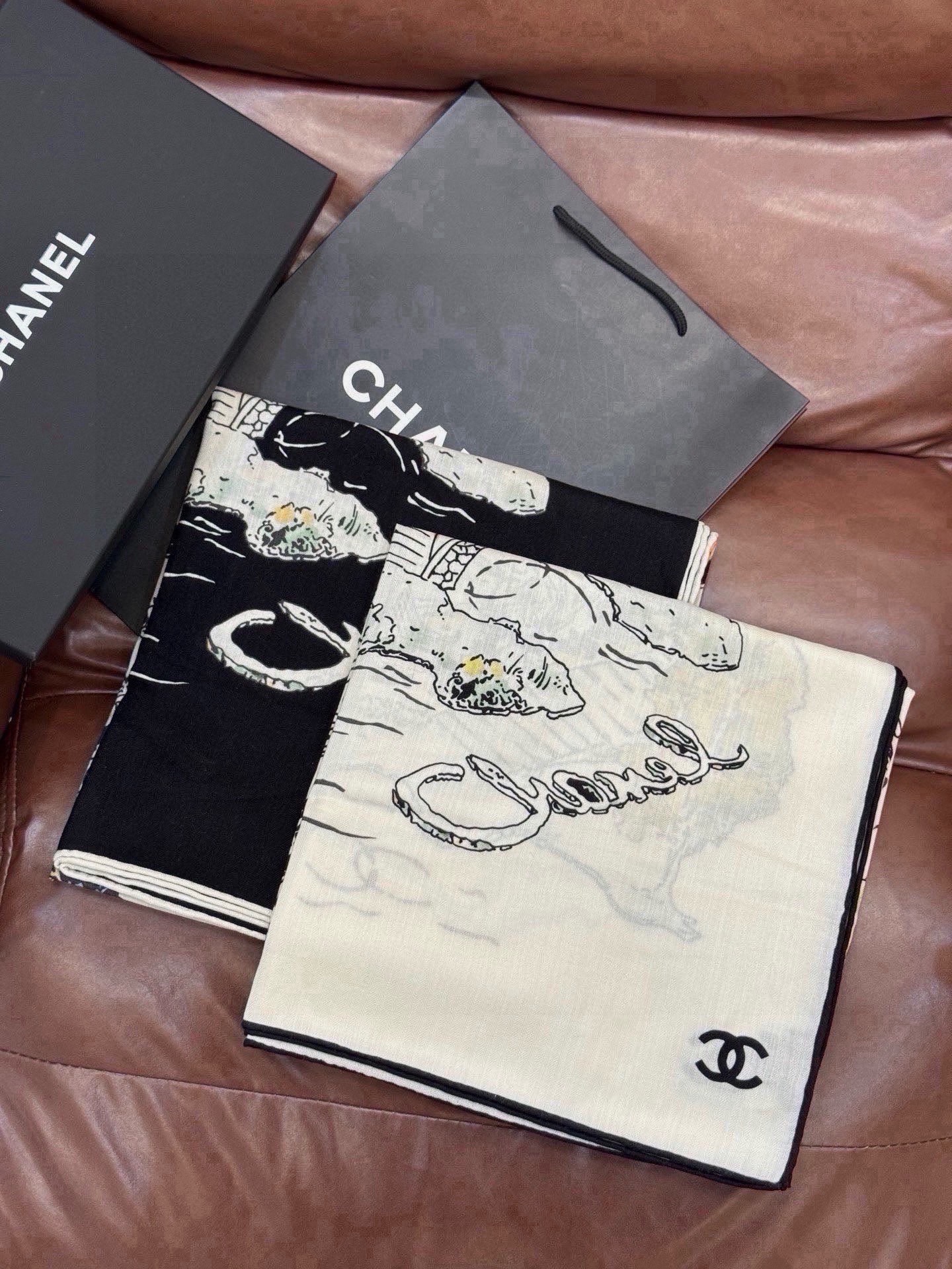 Chanel 高级手工坊系列~~ 【140顶级丝绒双面同色披肩】 25高级手工坊系列作品梦幻而极具电影感,灵感来自嘉柏丽 Chanel 高级手工坊系列~~ 【140顶级丝绒双面同色披肩】 25高级手工坊系列作品梦幻而极具电影感,灵感来自嘉柏丽