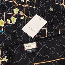 Gucci新款方巾 Gucci动物和花卉印花 品牌典藏图案在与全新醒目印花的衬托下熠熠生辉。这款方巾匠心缀饰动物和花卉印 Gucci新款方巾 Gucci动物和花卉印花 品牌典藏图案在与全新醒目印花的衬托下熠熠生辉。这款方巾匠心缀饰动物和花卉印