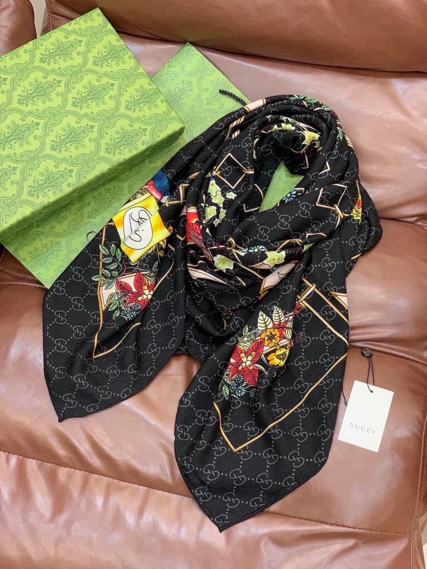 Gucci新款方巾 Gucci动物和花卉印花 品牌典藏图案在与全新醒目印花的衬托下熠熠生辉。这款方巾匠心缀饰动物和花卉印 Gucci新款方巾 Gucci动物和花卉印花 品牌典藏图案在与全新醒目印花的衬托下熠熠生辉。这款方巾匠心缀饰动物和花卉印