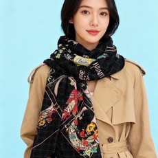Gucci新款方巾 Gucci动物和花卉印花 品牌典藏图案在与全新醒目印花的衬托下熠熠生辉。这款方巾匠心缀饰动物和花卉印 Gucci新款方巾 Gucci动物和花卉印花 品牌典藏图案在与全新醒目印花的衬托下熠熠生辉。这款方巾匠心缀饰动物和花卉印