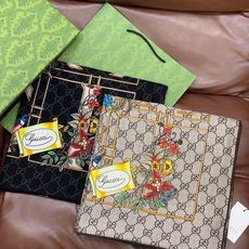 Gucci新款方巾 Gucci动物和花卉印花 品牌典藏图案在与全新醒目印花的衬托下熠熠生辉。这款方巾匠心缀饰动物和花卉印 Gucci新款方巾 Gucci动物和花卉印花 品牌典藏图案在与全新醒目印花的衬托下熠熠生辉。这款方巾匠心缀饰动物和花卉印