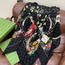 Gucci新款方巾 Gucci动物和花卉印花 品牌典藏图案在与全新醒目印花的衬托下熠熠生辉。这款方巾匠心缀饰动物和花卉印 Gucci新款方巾 Gucci动物和花卉印花 品牌典藏图案在与全新醒目印花的衬托下熠熠生辉。这款方巾匠心缀饰动物和花卉印