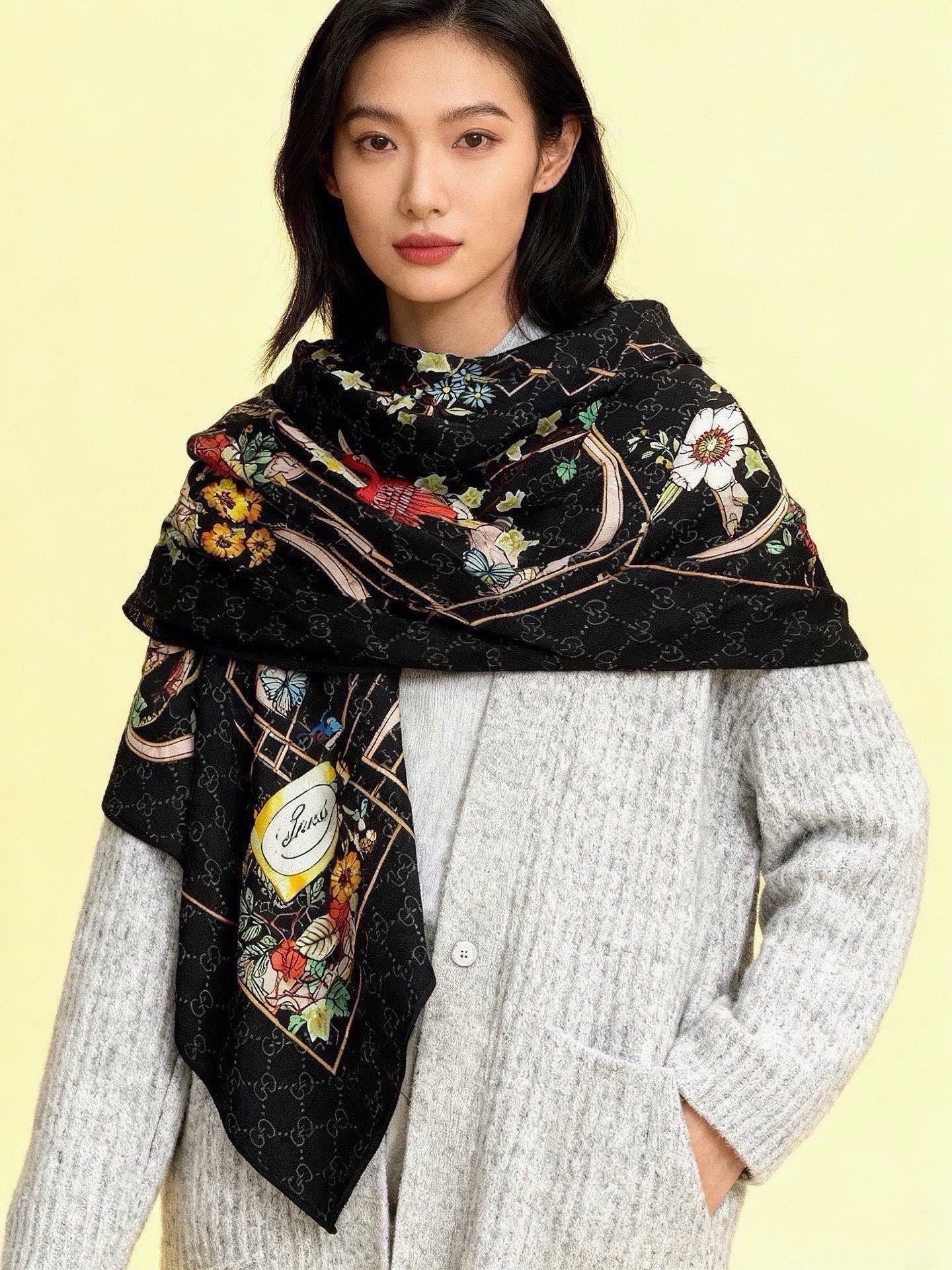 Gucci新款方巾 Gucci动物和花卉印花 品牌典藏图案在与全新醒目印花的衬托下熠熠生辉。这款方巾匠心缀饰动物和花卉印 Gucci新款方巾 Gucci动物和花卉印花 品牌典藏图案在与全新醒目印花的衬托下熠熠生辉。这款方巾匠心缀饰动物和花卉印