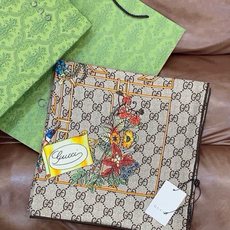 Gucci新款方巾 Gucci动物和花卉印花 品牌典藏图案在与全新醒目印花的衬托下熠熠生辉。这款方巾匠心缀饰动物和花卉印 Gucci新款方巾 Gucci动物和花卉印花 品牌典藏图案在与全新醒目印花的衬托下熠熠生辉。这款方巾匠心缀饰动物和花卉印