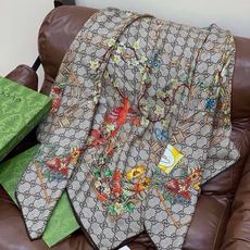 Gucci新款方巾 Gucci动物和花卉印花 品牌典藏图案在与全新醒目印花的衬托下熠熠生辉。这款方巾匠心缀饰动物和花卉印 Gucci新款方巾 Gucci动物和花卉印花 品牌典藏图案在与全新醒目印花的衬托下熠熠生辉。这款方巾匠心缀饰动物和花卉印