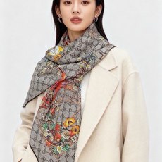 Gucci新款方巾 Gucci动物和花卉印花 品牌典藏图案在与全新醒目印花的衬托下熠熠生辉。这款方巾匠心缀饰动物和花卉印 Gucci新款方巾 Gucci动物和花卉印花 品牌典藏图案在与全新醒目印花的衬托下熠熠生辉。这款方巾匠心缀饰动物和花卉印