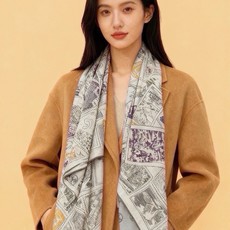 💟抢先 上新💞【双面同色丝绒方巾】手工卷边山羊绒和真丝混纺披肩(70%山羊绒,30%桑蚕丝) 这款披肩采用经典山羊绒和真 💟抢先 上新💞【双面同色丝绒方巾】手工卷边山羊绒和真丝混纺披肩(70%山羊绒,30%桑蚕丝) 这款披肩采用经典山羊绒和真