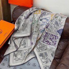 💟抢先 上新💞【双面同色丝绒方巾】手工卷边山羊绒和真丝混纺披肩(70%山羊绒,30%桑蚕丝) 这款披肩采用经典山羊绒和真 💟抢先 上新💞【双面同色丝绒方巾】手工卷边山羊绒和真丝混纺披肩(70%山羊绒,30%桑蚕丝) 这款披肩采用经典山羊绒和真