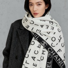 Chanel ~ 【140顶级双面丝绒披肩】 香家logo与字母的完美碰撞设计 底部还有隐隐约约的双C小Logo 完美 Chanel ~ 【140顶级双面丝绒披肩】 香家logo与字母的完美碰撞设计 底部还有隐隐约约的双C小Logo 完美
