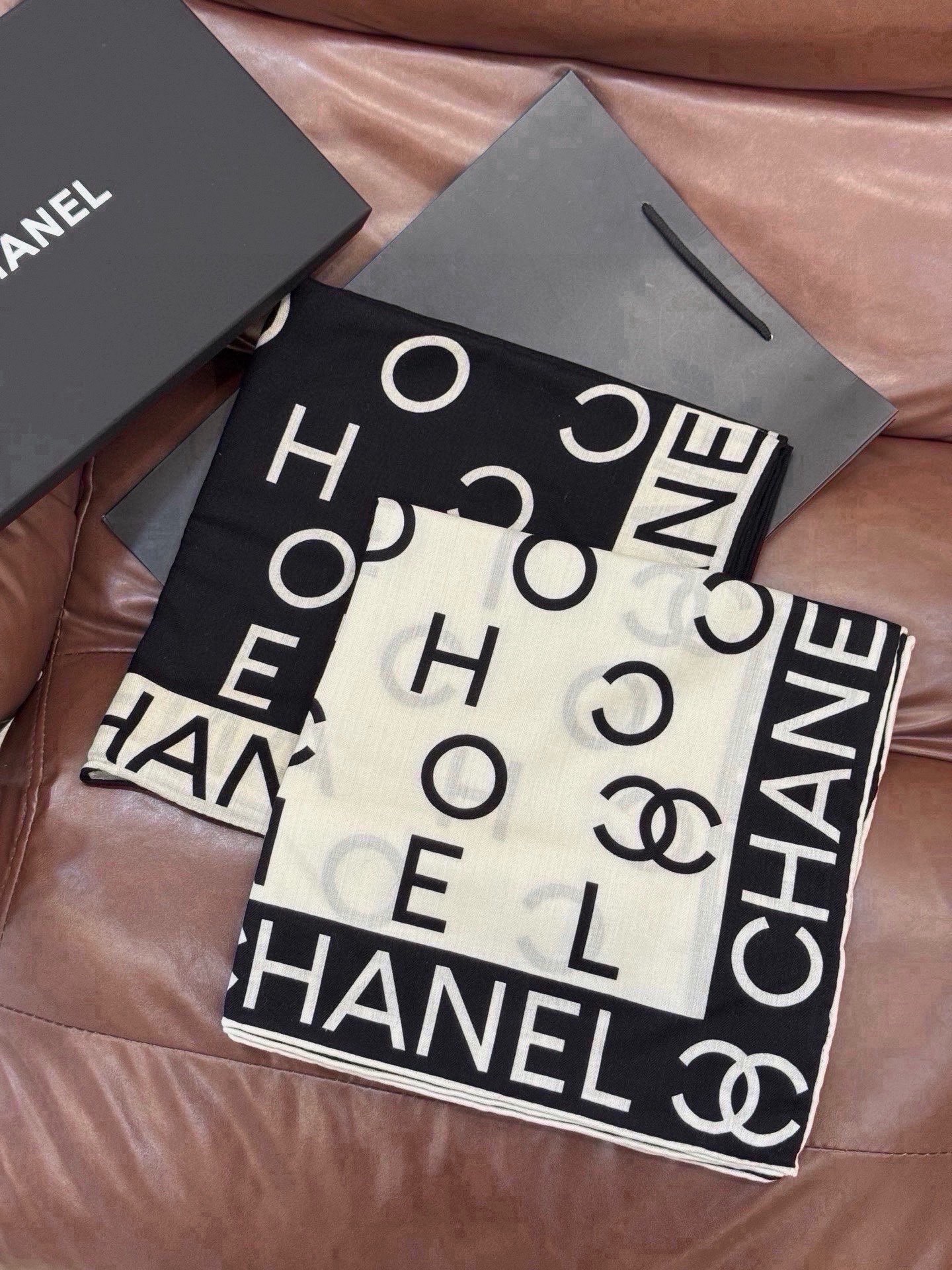 Chanel ~ 【140顶级双面丝绒披肩】 香家logo与字母的完美碰撞设计 底部还有隐隐约约的双C小Logo  完美