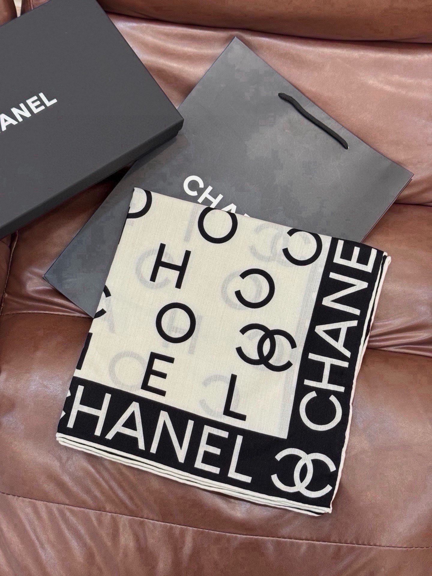 Chanel ~ 【140顶级双面丝绒披肩】 香家logo与字母的完美碰撞设计 底部还有隐隐约约的双C小Logo  完美