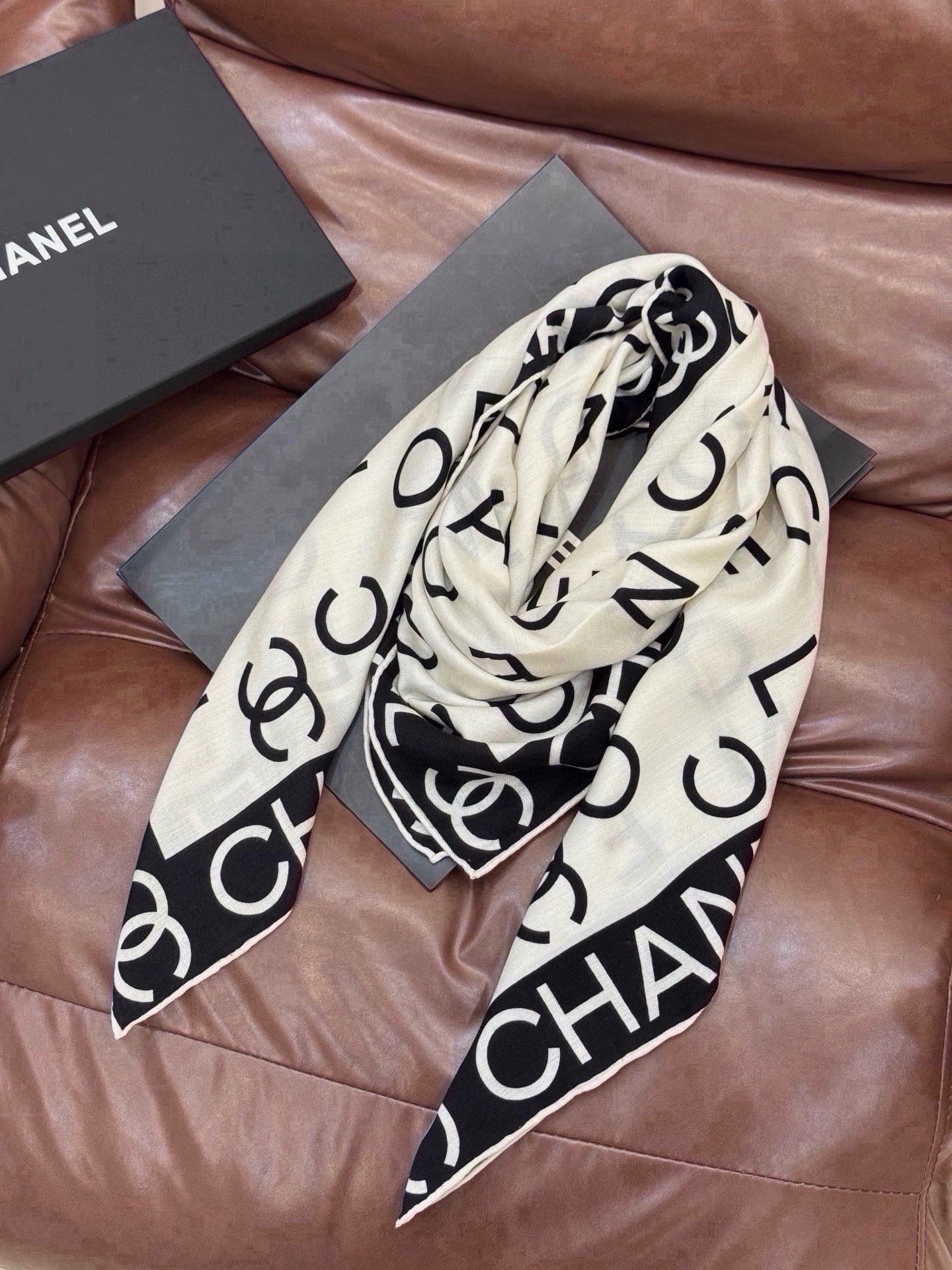 Chanel ~ 【140顶级双面丝绒披肩】 香家logo与字母的完美碰撞设计 底部还有隐隐约约的双C小Logo  完美