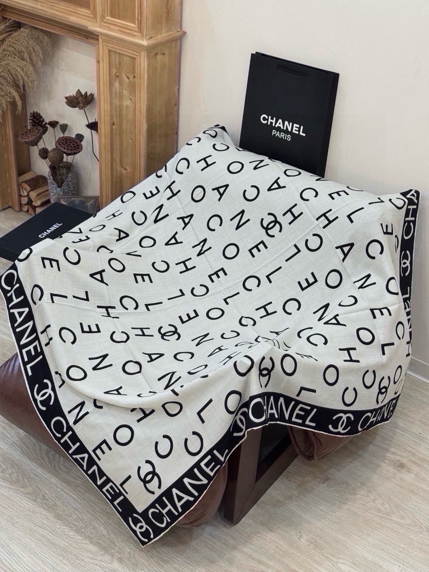 Chanel ~ 【140顶级双面丝绒披肩】 香家logo与字母的完美碰撞设计 底部还有隐隐约约的双C小Logo  完美