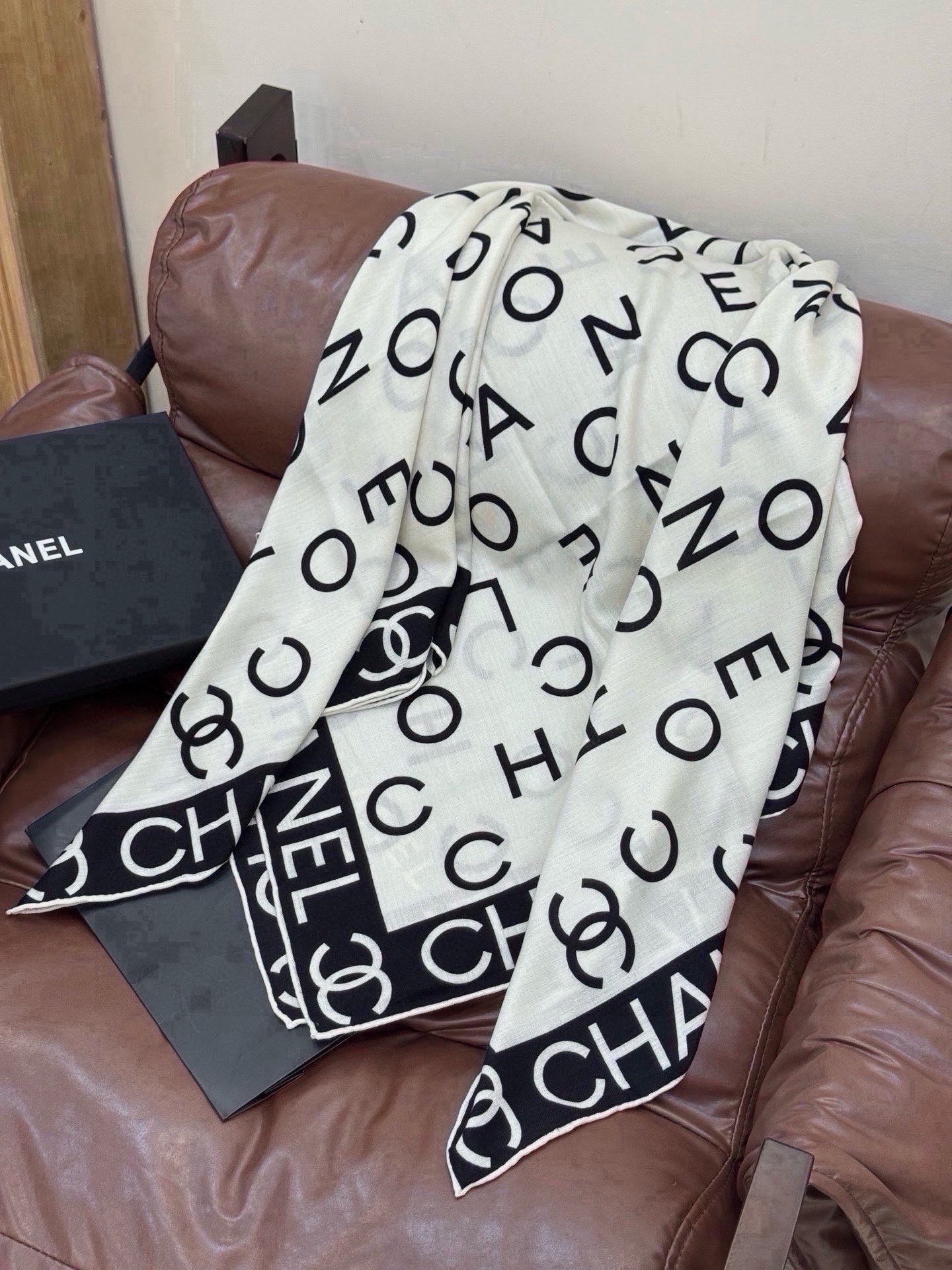 Chanel ~ 【140顶级双面丝绒披肩】 香家logo与字母的完美碰撞设计 底部还有隐隐约约的双C小Logo  完美
