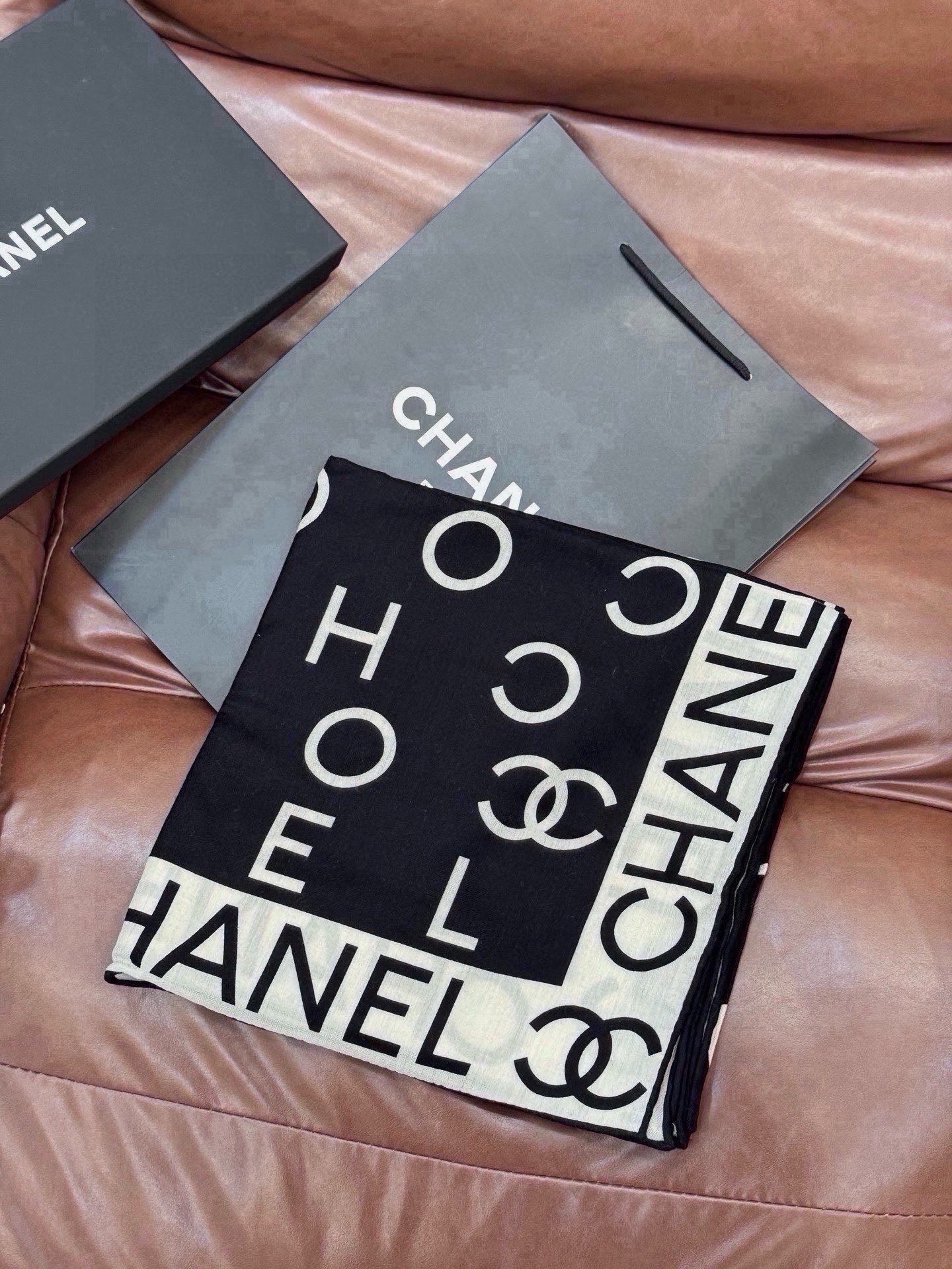 Chanel ~ 【140顶级双面丝绒披肩】 香家logo与字母的完美碰撞设计 底部还有隐隐约约的双C小Logo 完美 Chanel ~ 【140顶级双面丝绒披肩】 香家logo与字母的完美碰撞设计 底部还有隐隐约约的双C小Logo 完美