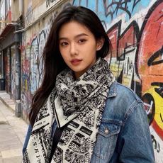 Dior ❤【️巴黎地图】140*140 双面同色丝绒方巾🉐️LAN DE 价🉐️ARIS 巴黎地图 这款方巾饰以本季经 Dior ❤【️巴黎地图】140*140 双面同色丝绒方巾🉐️LAN DE 价🉐️ARIS 巴黎地图 这款方巾饰以本季经